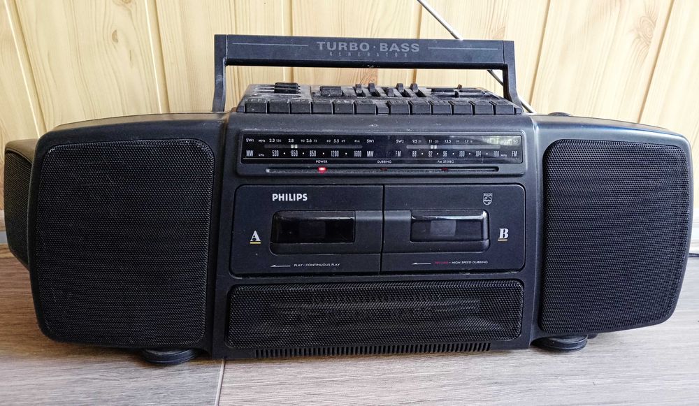 Радиокасетофон,,Philips AW 7693/01,,Turbo BASS.Уникален звук!