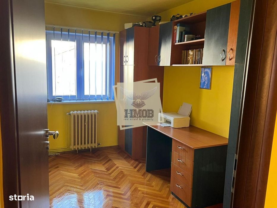 Apartament cu 3 camere decomandat cu balcon in Vasile Aaron — fotografia 3