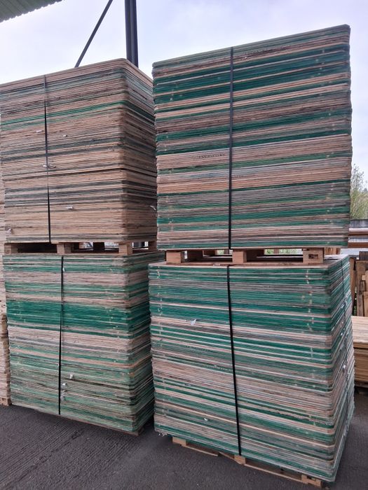 Placaj utilizat, stare foarte buna.
Grosime 1.7 cm.  si 115x130 cm grosime 14mm