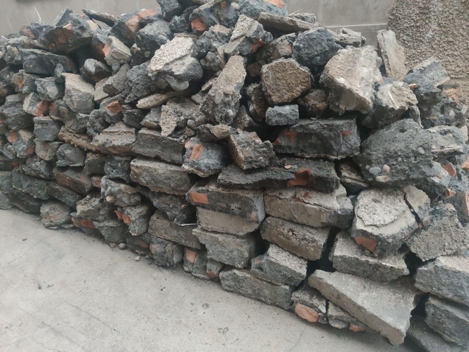 Куски бетона для подсыбки