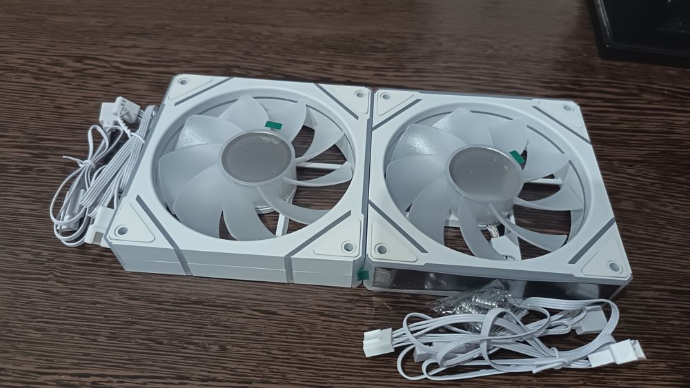 Vând 2 ventilatoare cu led