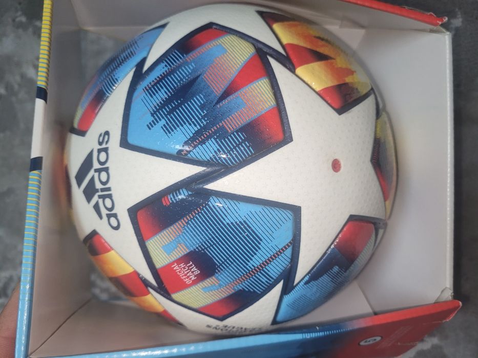 Vand 2 mingi originale adidas