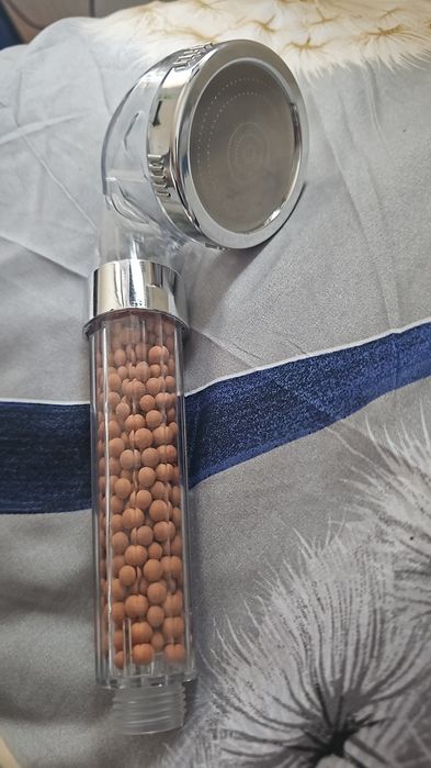 Cap de dus filtrează apa