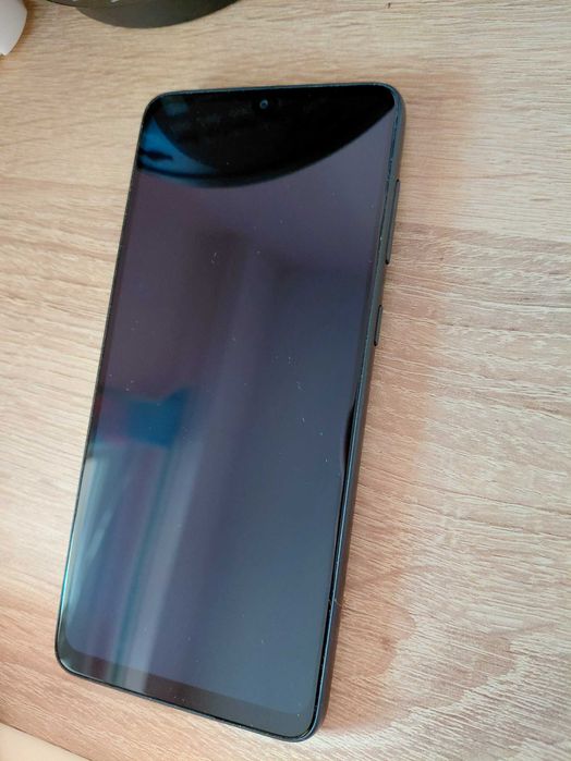 Samsung A33 с подаръци 2 стъклени протектора и 1 кейс