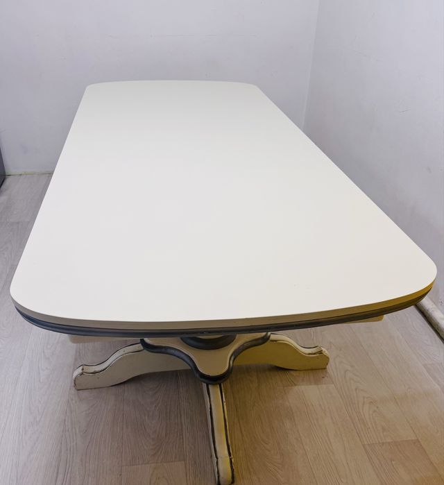 Стол для гостинной и кухни