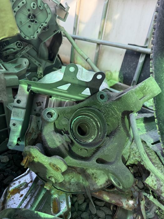 Подрамник, дверь, ступица  на приус 20