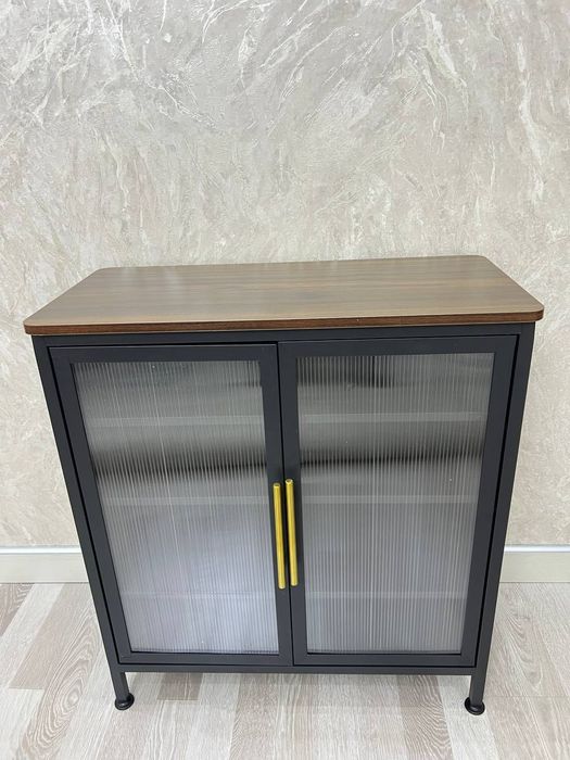 шкаф для обуви с рифлеными стеклянными дверцами и золотистыми ручками.