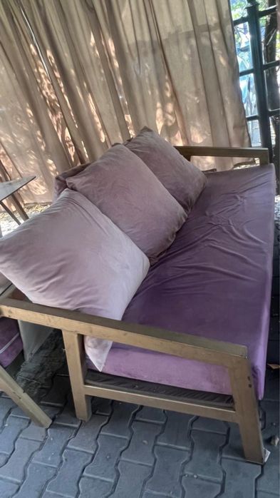 Диван бордовый с тремя подушками