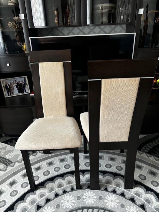 Стол со стульями.