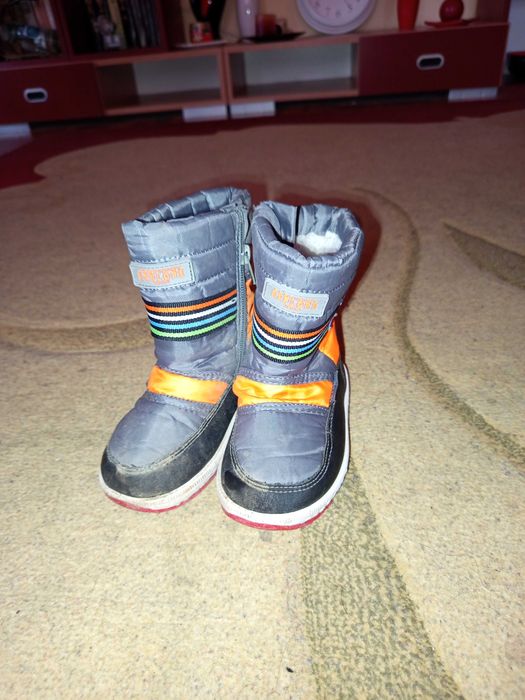 Продавам детски ботушки номер 26