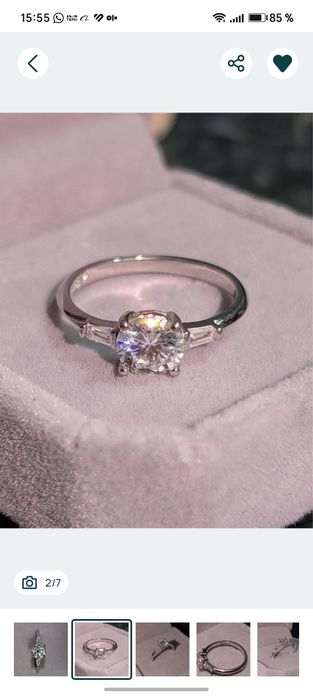 Inel elegant realizat din argint S925, cu piatră centrală Moissanite VVS1 de 1.0 CT, cu strălucire intensă și un aspect premium. Designul clasic