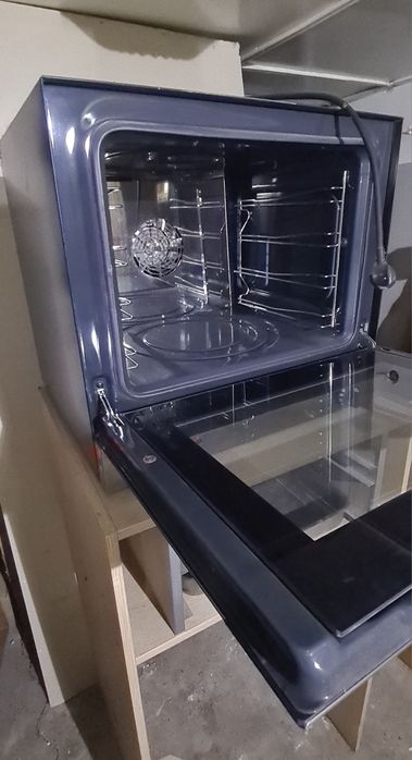Cuptor profesional cu convenție patiserie 4 tăvi.
