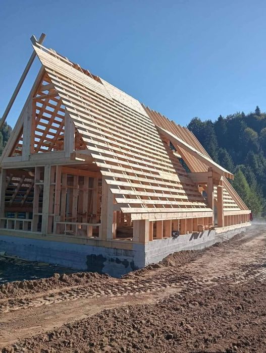 Case cu trei dormitoare baie, bucătărie și living