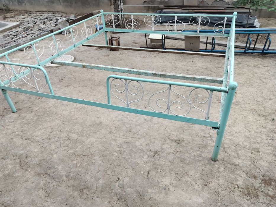 Тапчан сделан из железа