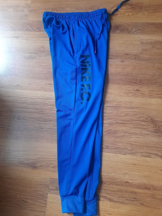 Nike dri fit мъжко долнище S размер.
