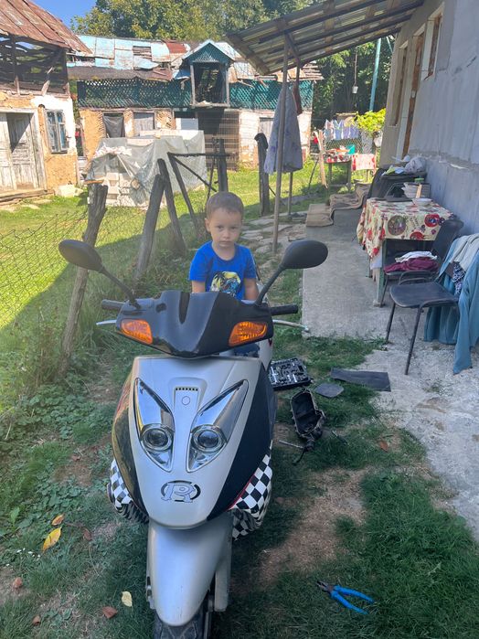 vand scuter model chinezesc in 4 timpi