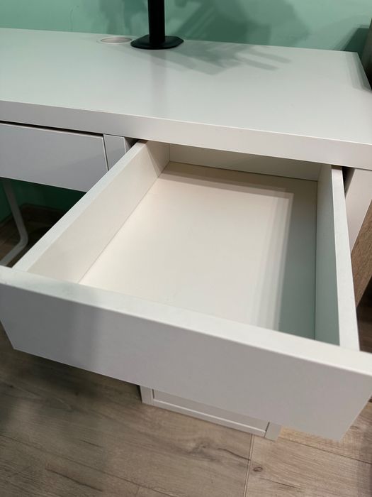 Бяло бюро от ИКЕА и стойка за монитор/ лаптоп