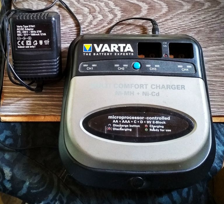 Универсальное зарядное устройство VARTA