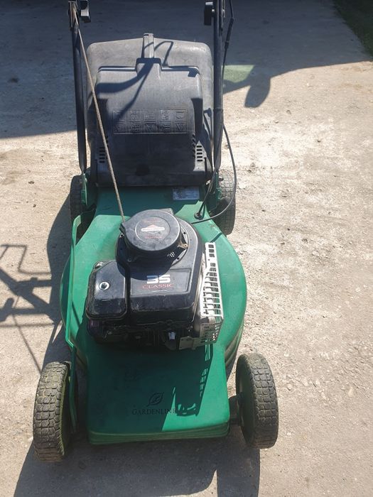 Vând mașină de tuns iarbă