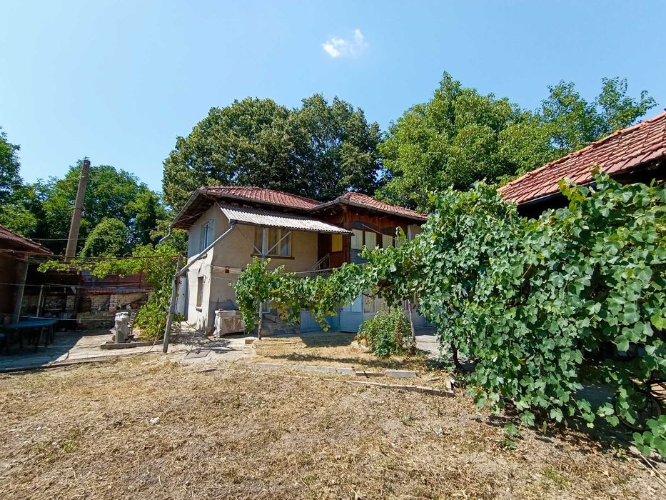 къща с двор в село Яворец