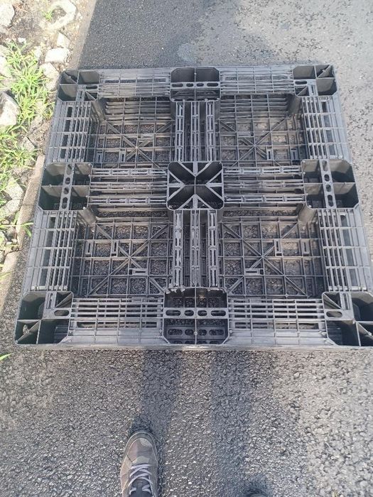 Paleti plastic deteriorati