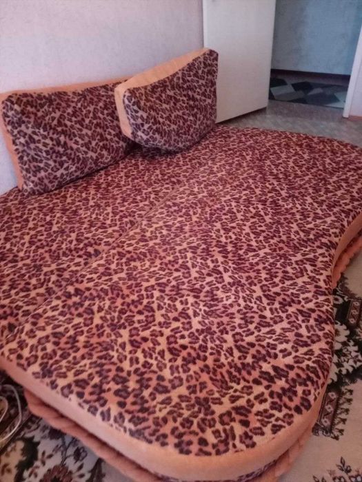 Мягкий диван для спальни