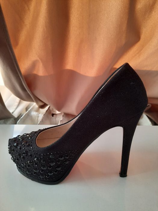 Обувки на висок ток