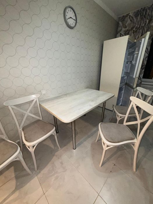 Продам обеденный стол и 4 стула — комплект
