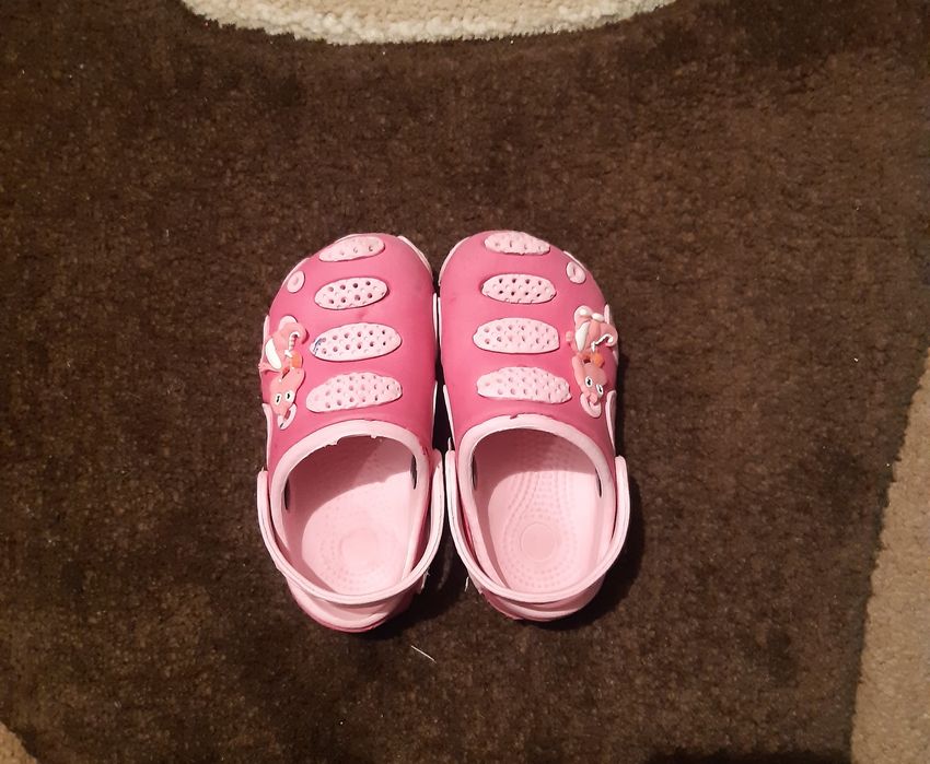 Продам обувь на девочку.