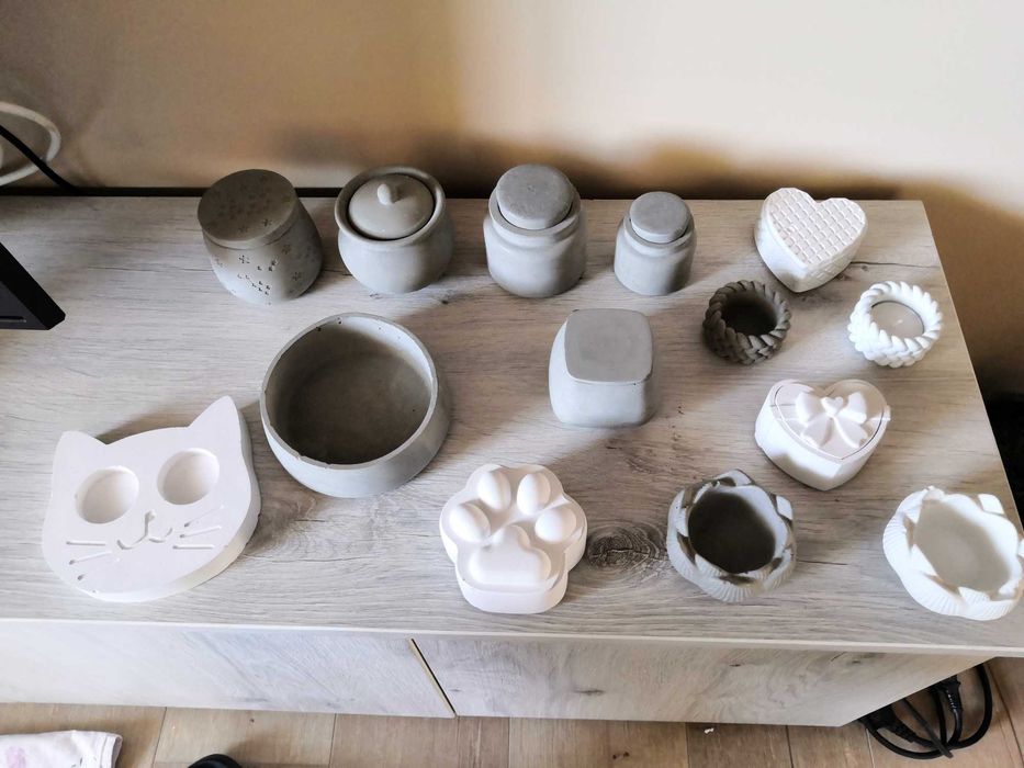 Сувенирни кутийки и свещници от декоративен цимент или гипс.