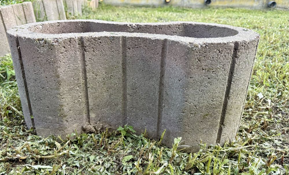 Jardiniera clepsidra din beton