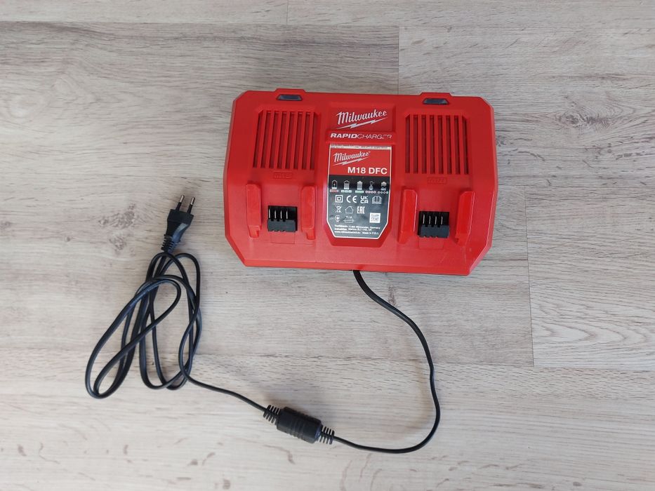 Încărcător rapid dual Milwaukee M18DFC, 2023, puțin folosit