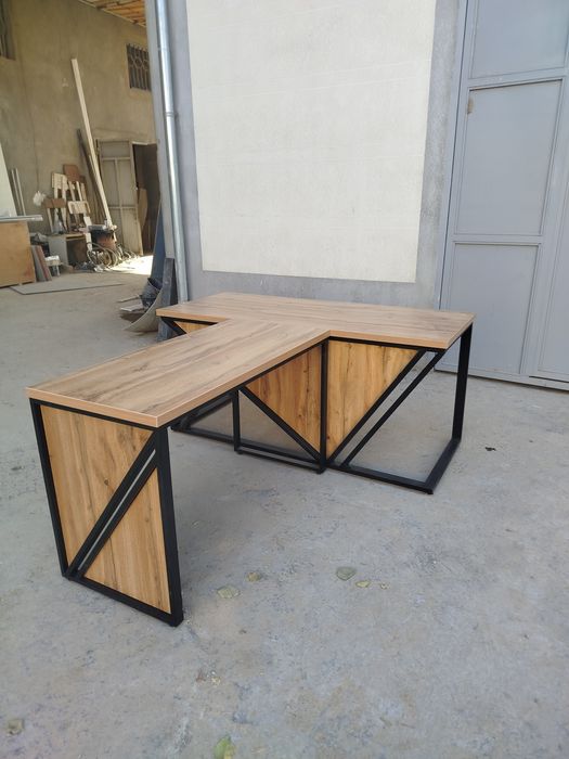 Письменный стол руководителя. Офисная мебель в стиле лофт.