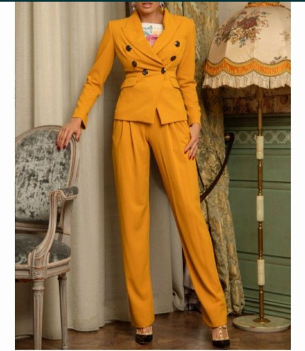 Costum de designer, model ideal pentru birou sau casual