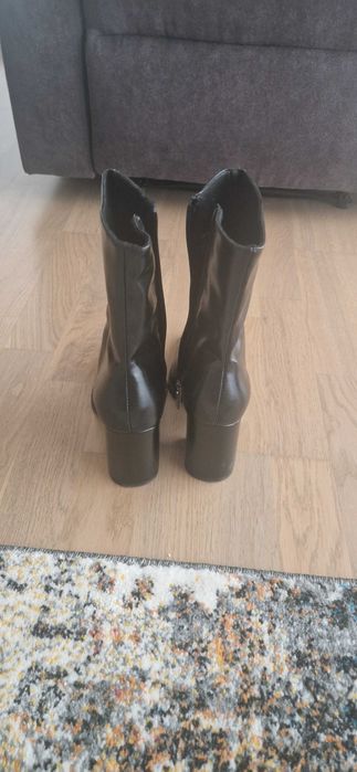 Botine cu toc, Bershka