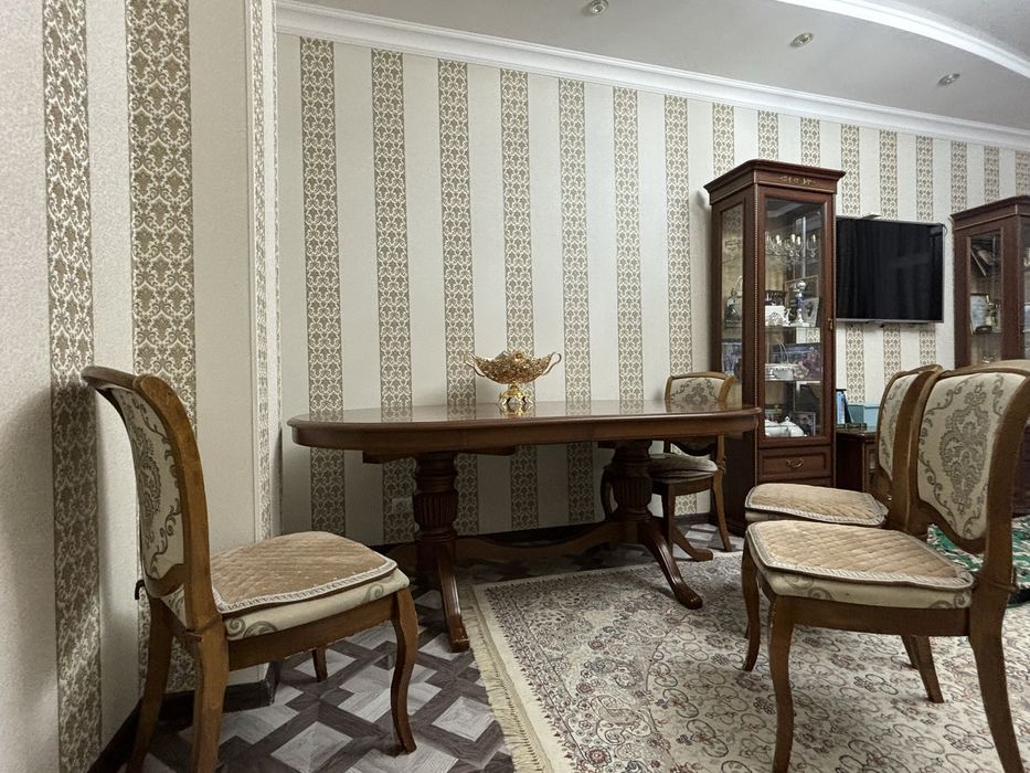 Стол со стульями