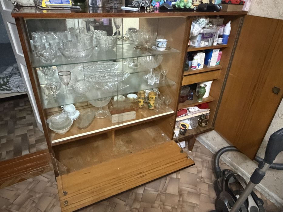 Сервант времён СССР.