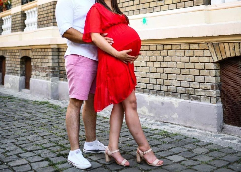 Rochie rosie potrivită și pentru gravide