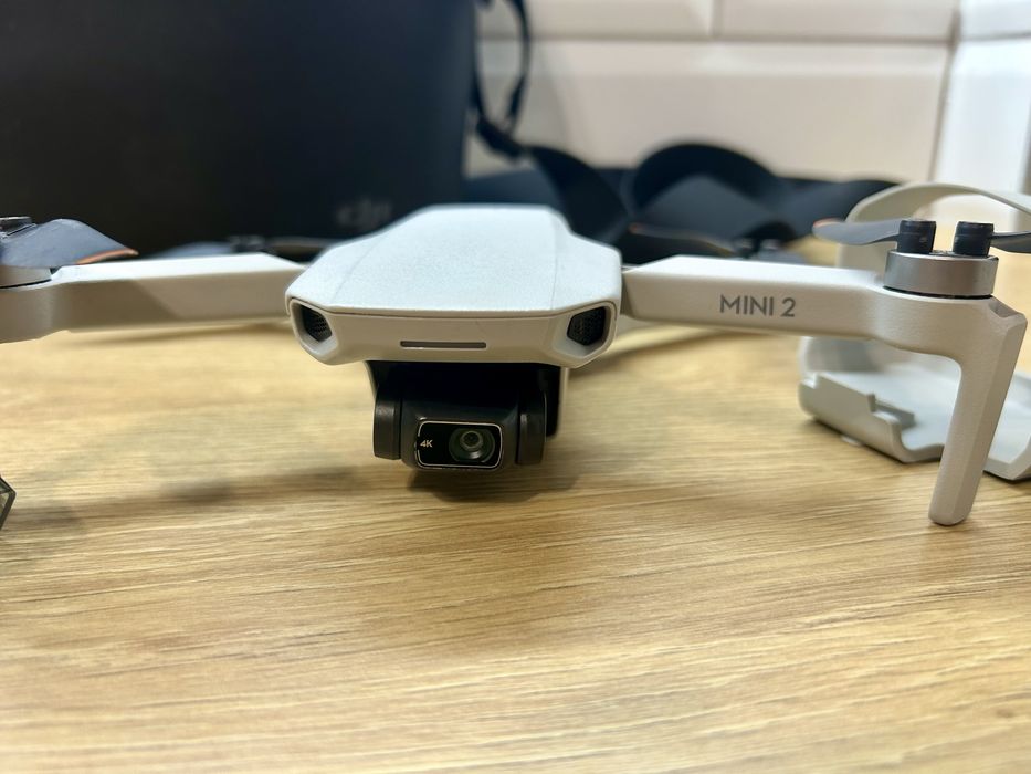 Продавам DJI Mini 2  с контролер и 2 батерии.