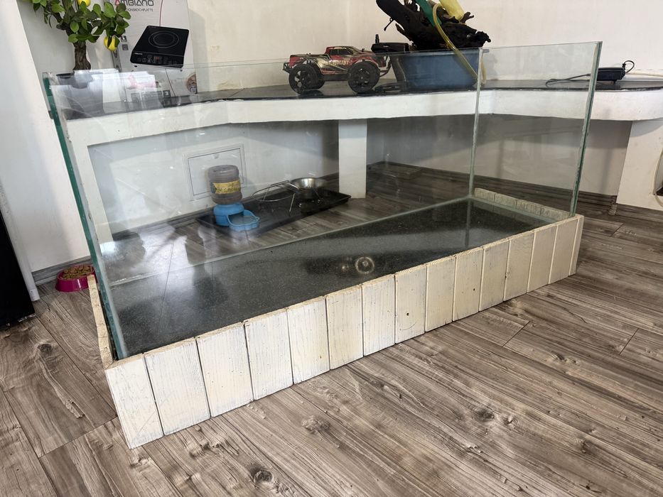 Vand acvariu!Dimensiuni:135x45x53