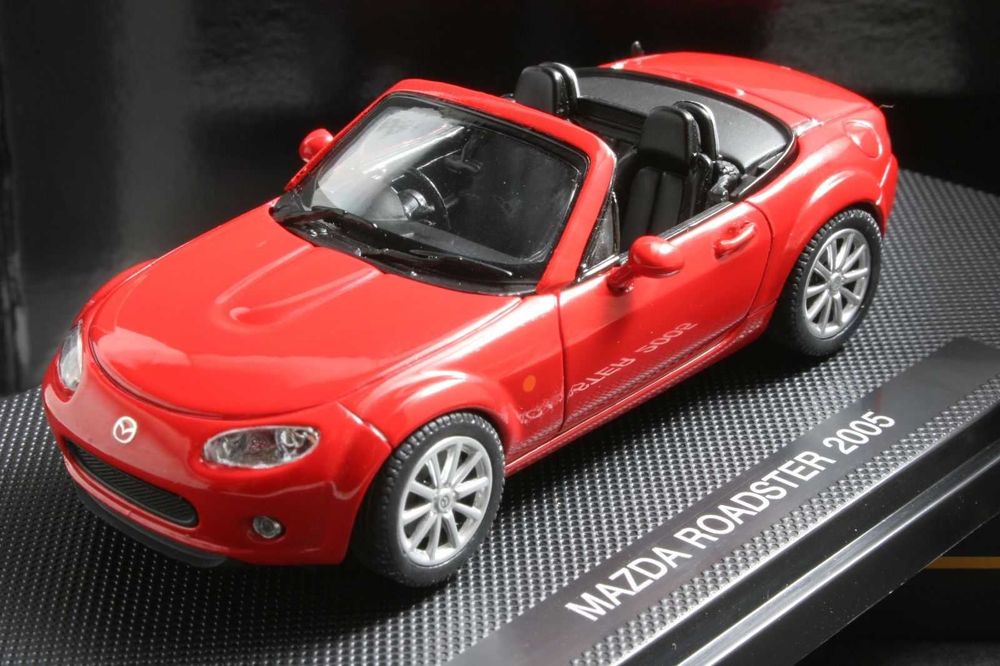 Продавам метална количка Mazda MX-5 в мащаб 1:43 на фирмата EBBRO