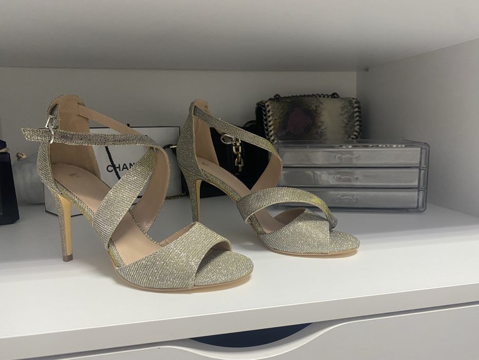 Златни сандали 38