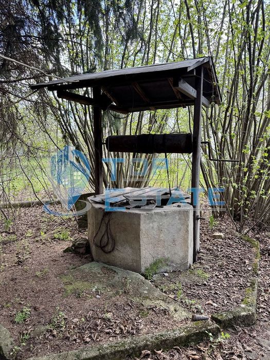 Масивна къща с кладенец и голям двор в село Иванча, област Велико Тър