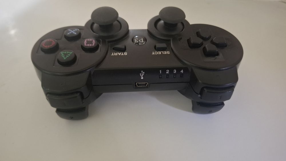 Vând un controller pentru Playstation 3 Controller PS3 model