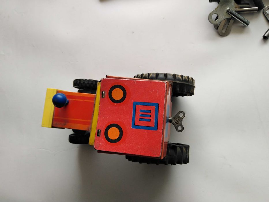 Jucarie veche comunista,  jucarie tractor