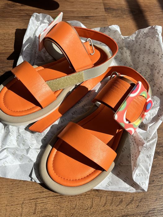 Сандали в оранжево