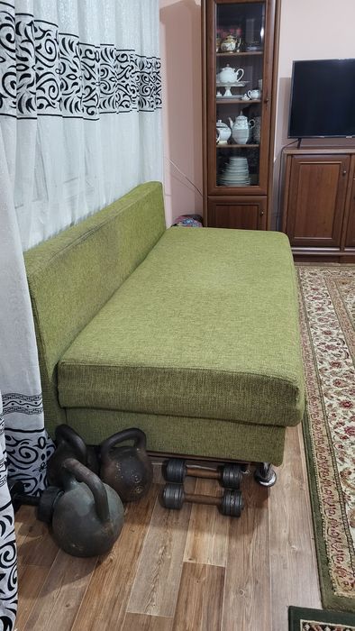 Продам тахту диван,раскладывается,