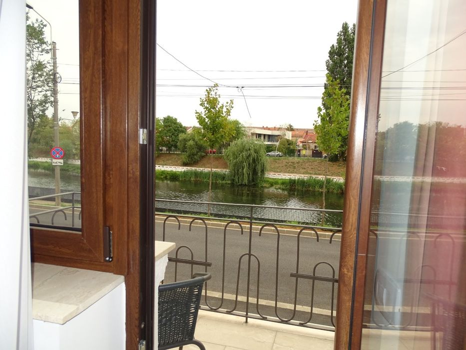 Închiriez ultracentral-apartament modern