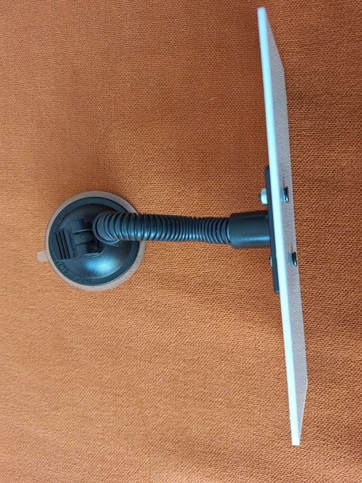 Braț flexibil cu ventuză Herbert Richter (HR), utilizat frecvent în mașini pentru montarea dispozitivelor GPS, a telefoanelor  a tabletelor pe parbriz