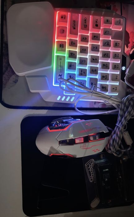 Клавиатура и мышка с контроллером, коврик, подставка для телефона pubg